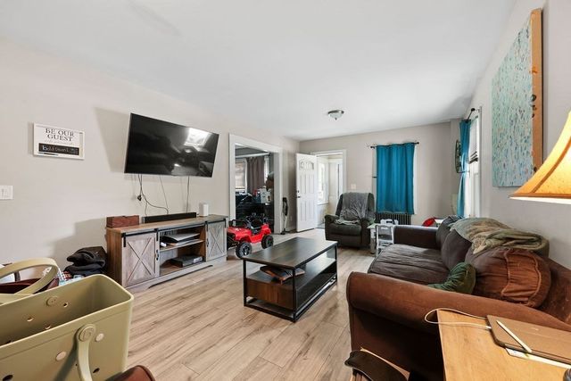 31 Alderman St, Holyoke, MA 01040