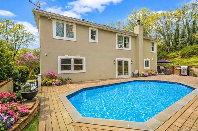 4 2nd Street, Woodbury, NY 11797