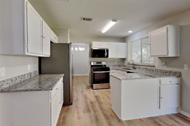 38 Still Corner Place, Spring, TX 77381