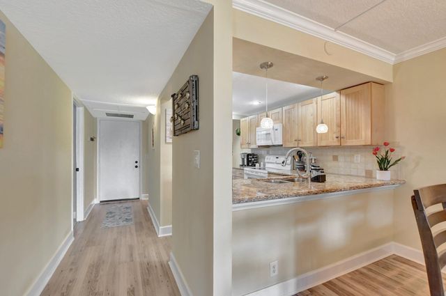 14 Royal Palm Way 102, Boca Raton, FL 33432