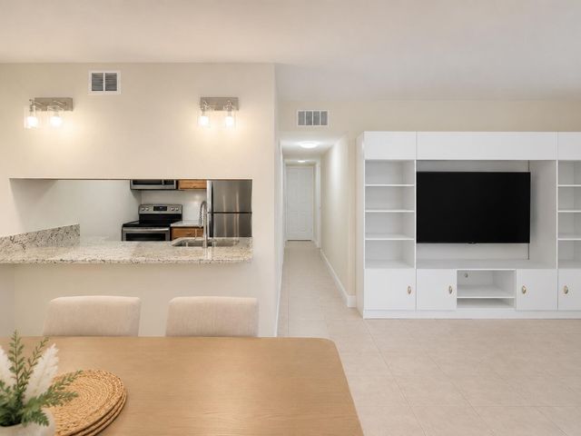6043 10TH Avenue N 131, Greenacres, FL 33463