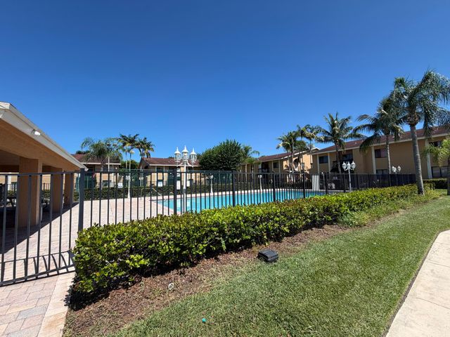 6043 10TH Avenue N 131, Greenacres, FL 33463