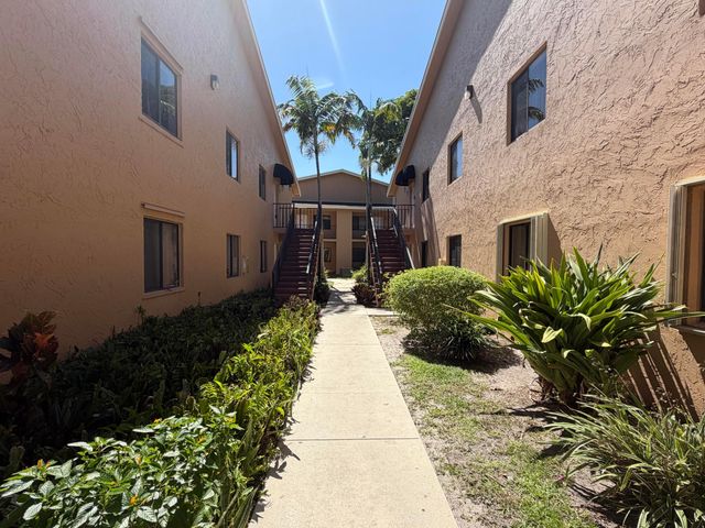 6043 10TH Avenue N 131, Greenacres, FL 33463