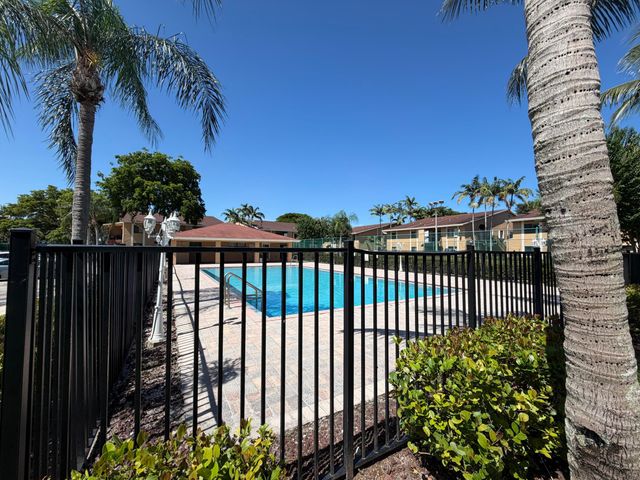 6043 10TH Avenue N 131, Greenacres, FL 33463
