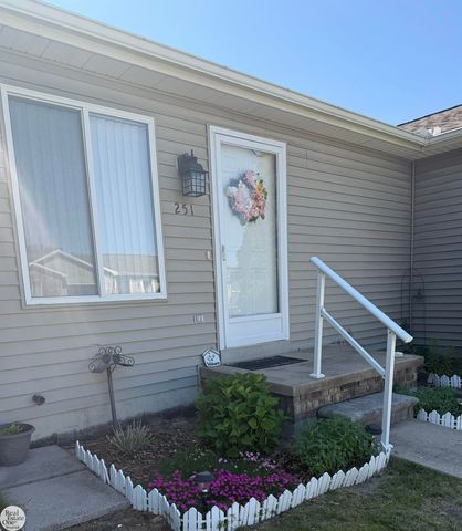 251 Huron Ln Street, Marine City, MI 48039