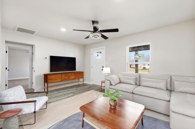 800 Wyatt Street, Waxahachie, TX 75165