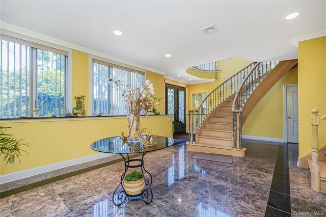16 Diana Trail, Staten Island, NY 10304