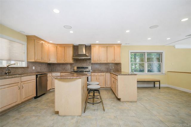 16 Diana Trail, Staten Island, NY 10304