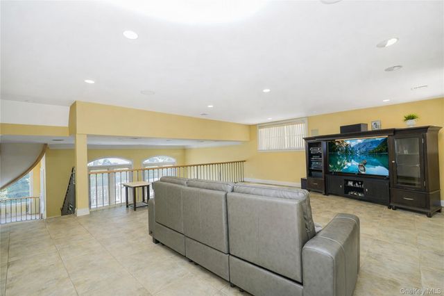 16 Diana Trail, Staten Island, NY 10304