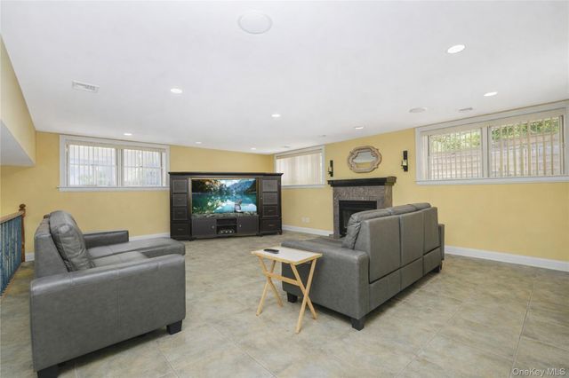 16 Diana Trail, Staten Island, NY 10304
