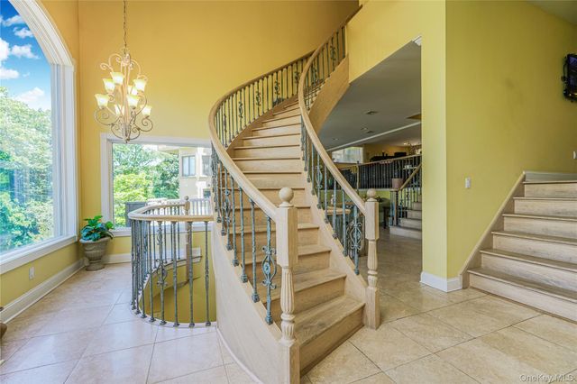 16 Diana Trail, Staten Island, NY 10304