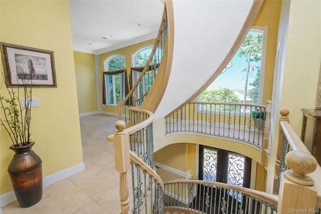 16 Diana Trail, Staten Island, NY 10304