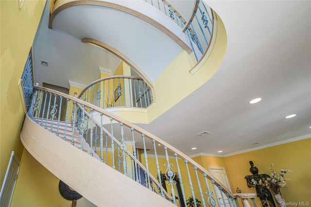 16 Diana Trail, Staten Island, NY 10304