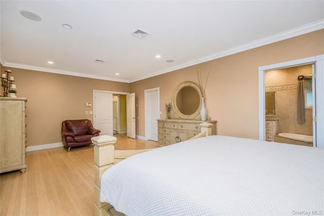 16 Diana Trail, Staten Island, NY 10304
