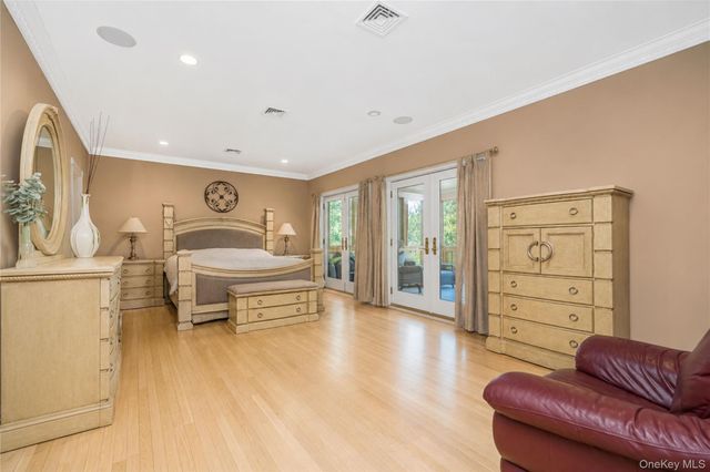 16 Diana Trail, Staten Island, NY 10304
