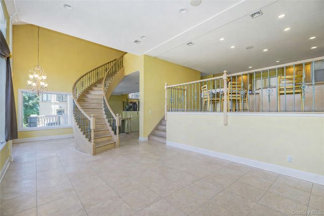 16 Diana Trail, Staten Island, NY 10304