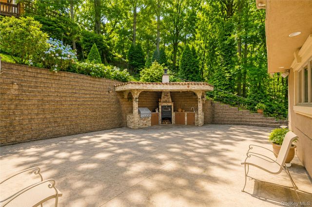 16 Diana Trail, Staten Island, NY 10304