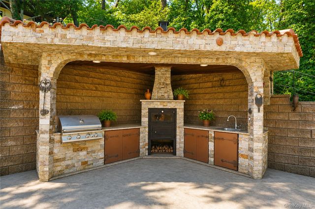 16 Diana Trail, Staten Island, NY 10304