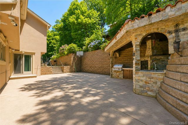16 Diana Trail, Staten Island, NY 10304