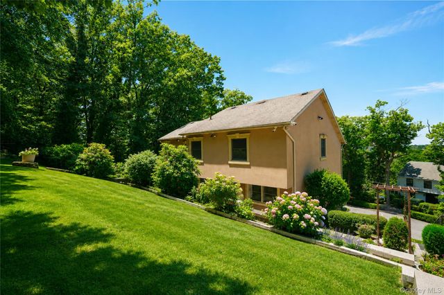 16 Diana Trail, Staten Island, NY 10304