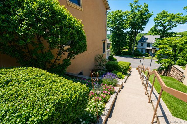 16 Diana Trail, Staten Island, NY 10304
