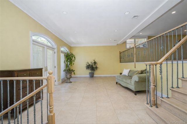 16 Diana Trail, Staten Island, NY 10304