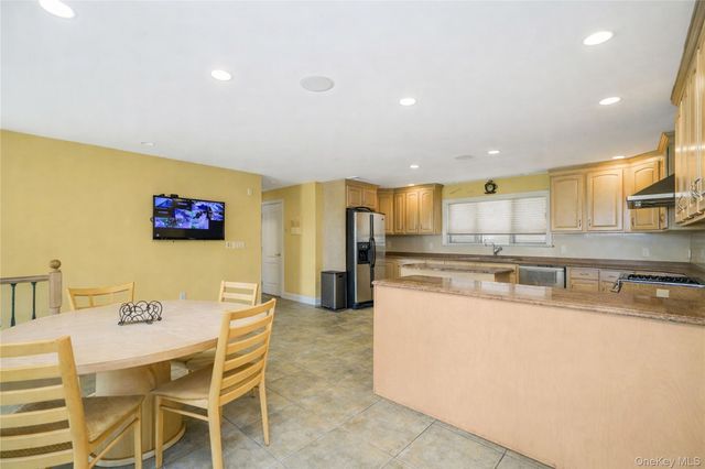 16 Diana Trail, Staten Island, NY 10304