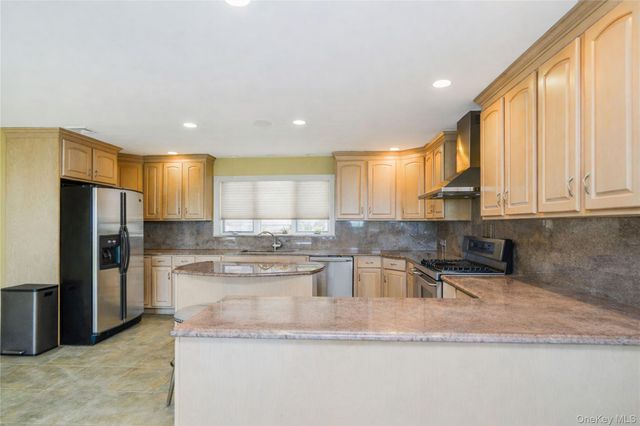 16 Diana Trail, Staten Island, NY 10304