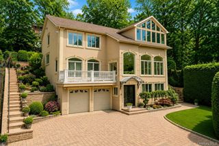 16 Diana Trail, Staten Island, NY 10304