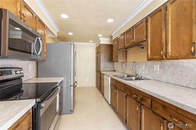 932 S 245th Place, Des Moines, WA 98198