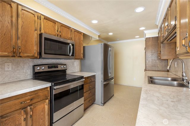 932 S 245th Place, Des Moines, WA 98198