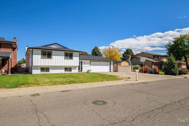 208 Starlite Dr, Pueblo, CO 81005