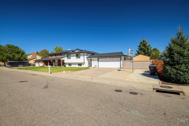 208 Starlite Dr, Pueblo, CO 81005