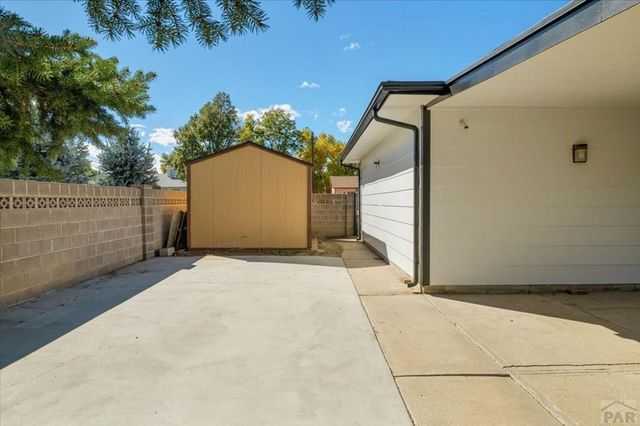 208 Starlite Dr, Pueblo, CO 81005