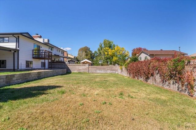 208 Starlite Dr, Pueblo, CO 81005