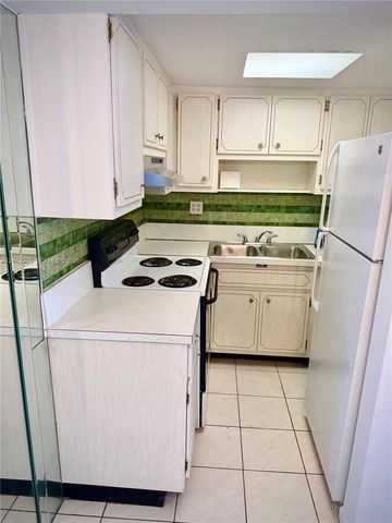 3220 NE 10th St 17, Pompano Beach, FL 33062