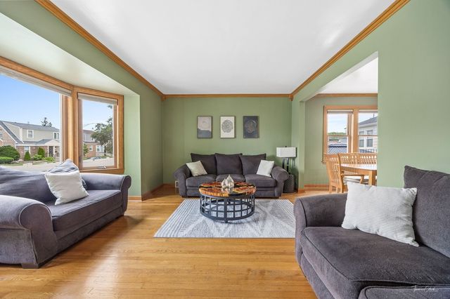 3323 N Pioneer Avenue, Chicago, IL 60634