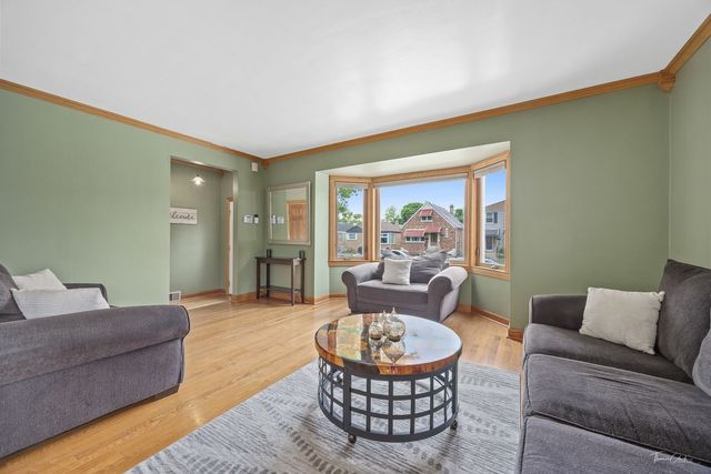 3323 N Pioneer Avenue, Chicago, IL 60634