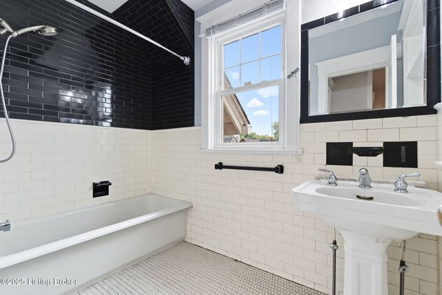 1860 Alfresco Pl, Louisville, KY 40205