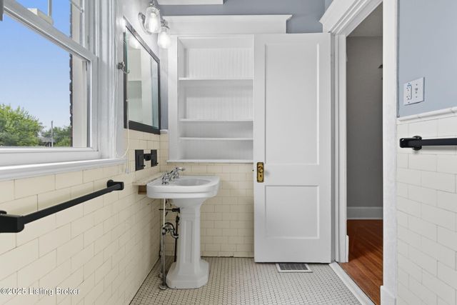 1860 Alfresco Pl, Louisville, KY 40205