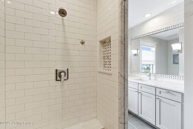 1860 Alfresco Pl, Louisville, KY 40205