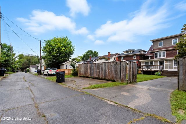 1860 Alfresco Pl, Louisville, KY 40205