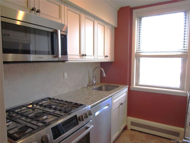 40 Daley Place 227, Lynbrook, NY 11563