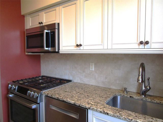 40 Daley Place 227, Lynbrook, NY 11563