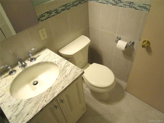 40 Daley Place 227, Lynbrook, NY 11563