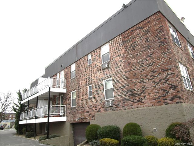 40 Daley Place 227, Lynbrook, NY 11563