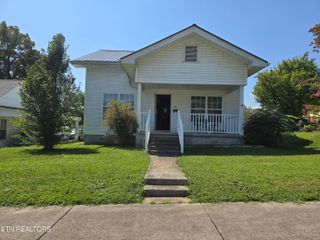 215 Walden Ave, Harriman, TN 37748