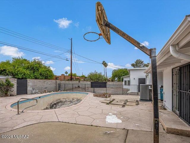 5940 E North Street, Tucson, AZ 85712