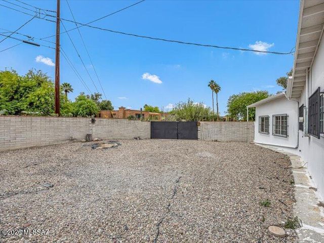 5940 E North Street, Tucson, AZ 85712