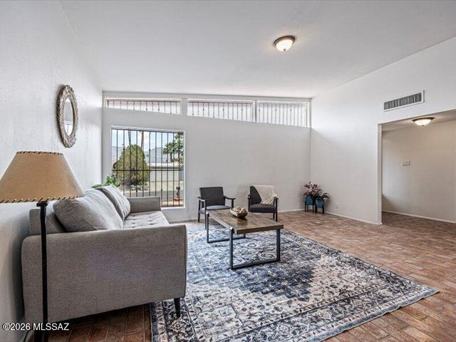 5940 E North Street, Tucson, AZ 85712